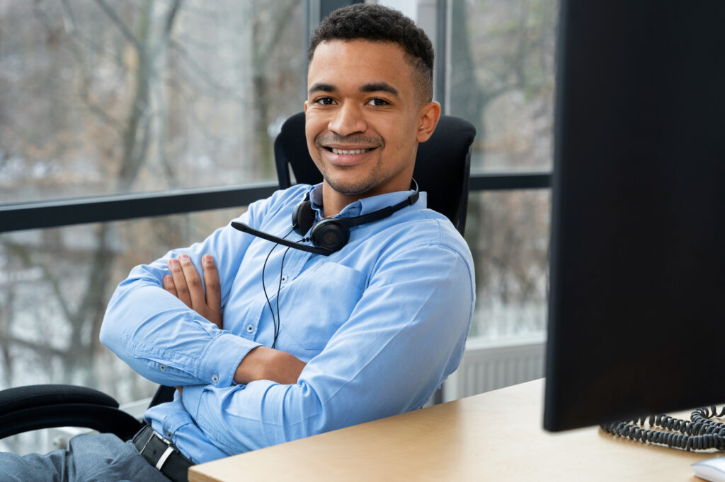 joven latino project manager remoto